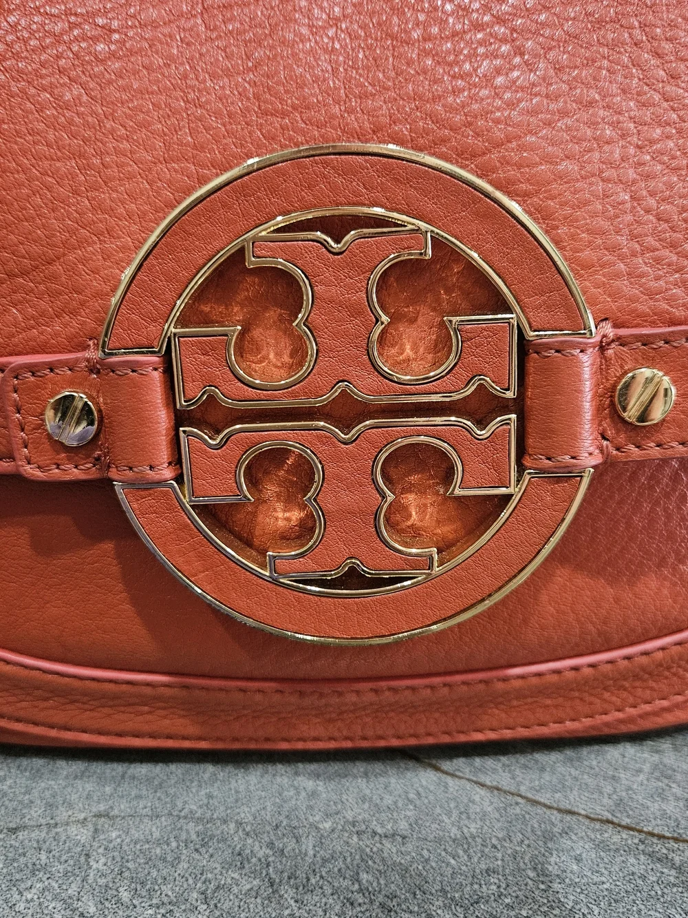 Tory Burch Amanda Logo Clutch Crossbody Coral Pebbled Leather Gold Chain